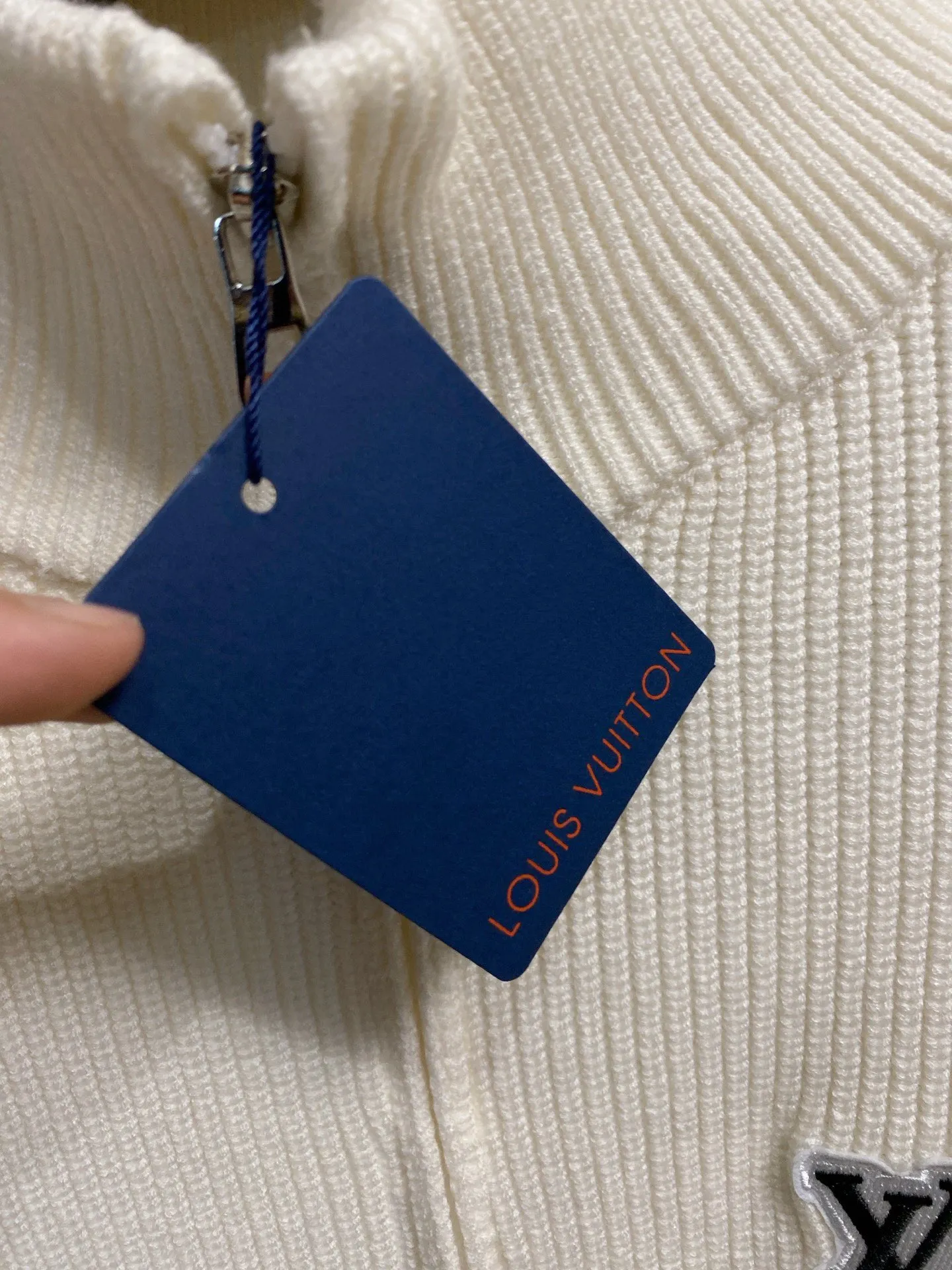 🅿️540 【LV Louis Vuitton】Autumn and winter classic cardigan sweater, in full condition! ! ! Wool blended fabric, the latest model in 2025, golden ratio! ! Slim-fitting soft gold, versatile and practical item, the combination and practicality are extremely powerful, simple and elegant, and classy! To create your own style, it is highly recommended to buy it in two colors. The standard slim fit tailoring process is suitable for both young and old men. It is knitted from wool and will not cause any discomfort! While keeping warm, it is stylish, textured and wearable, and the classic logo with contrasting colors on the chest feels in place! ! Recommended for regular customers! ! Size M-3XL (maximum wear: 190 pounds)